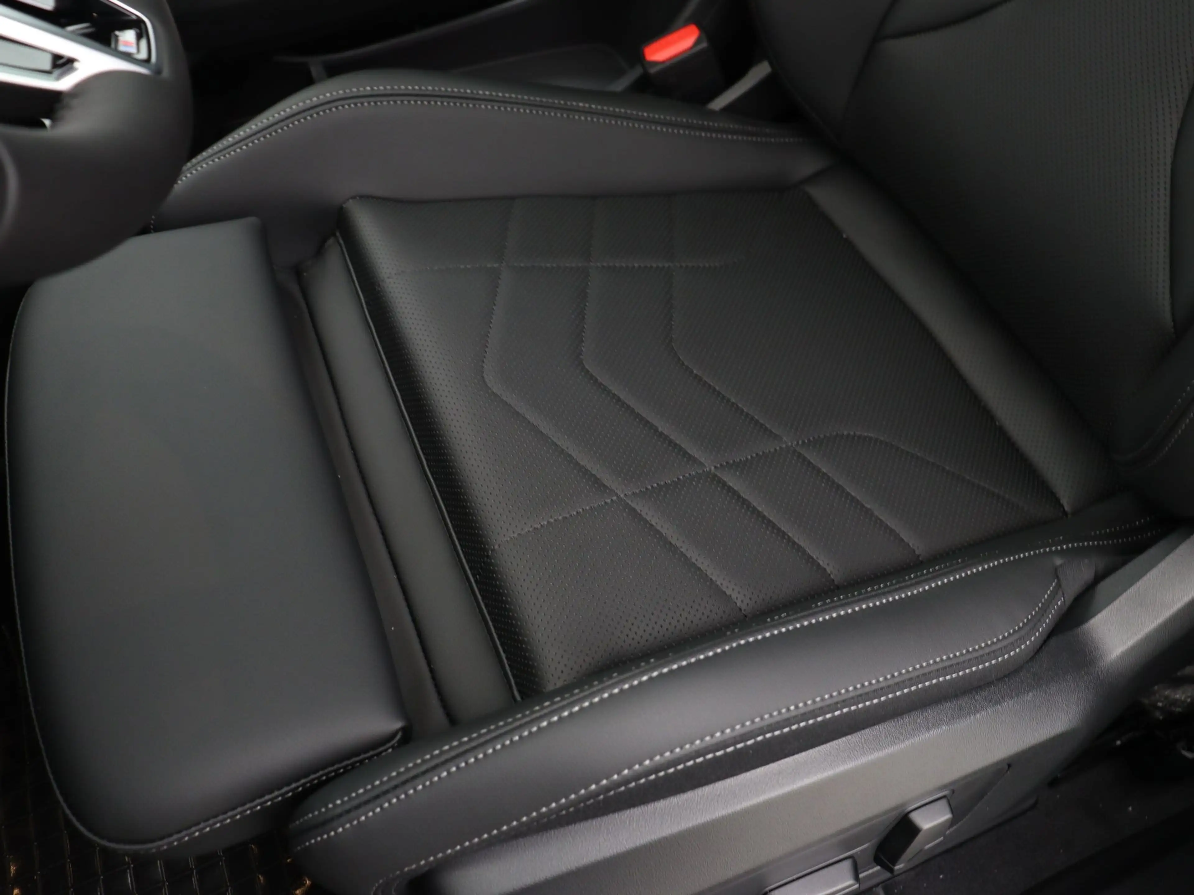 BMW iX2 eDrive20 67 kWh M Sport Edition — photo 15