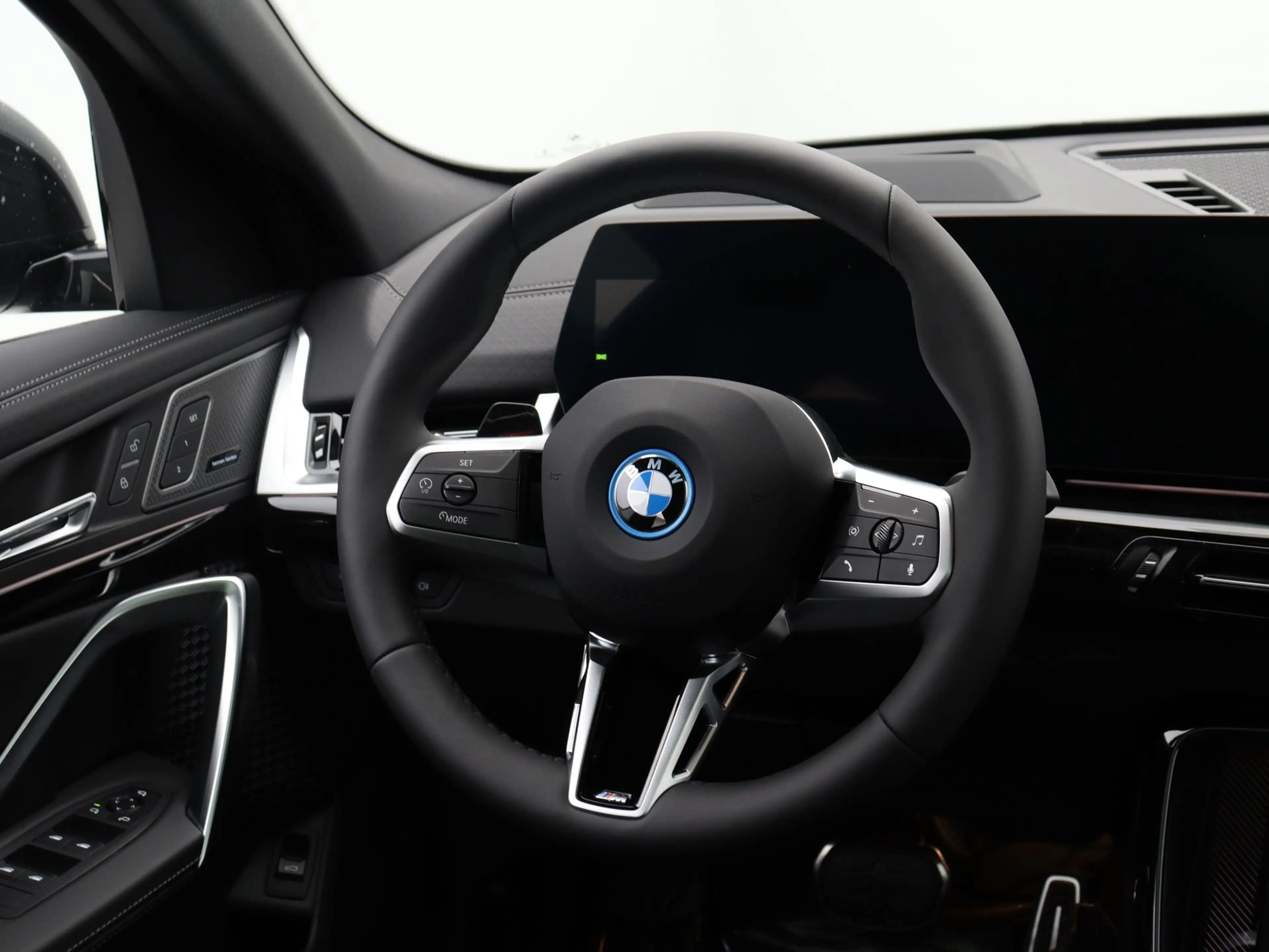 BMW iX2 eDrive20 67 kWh M Sport Edition — photo 2