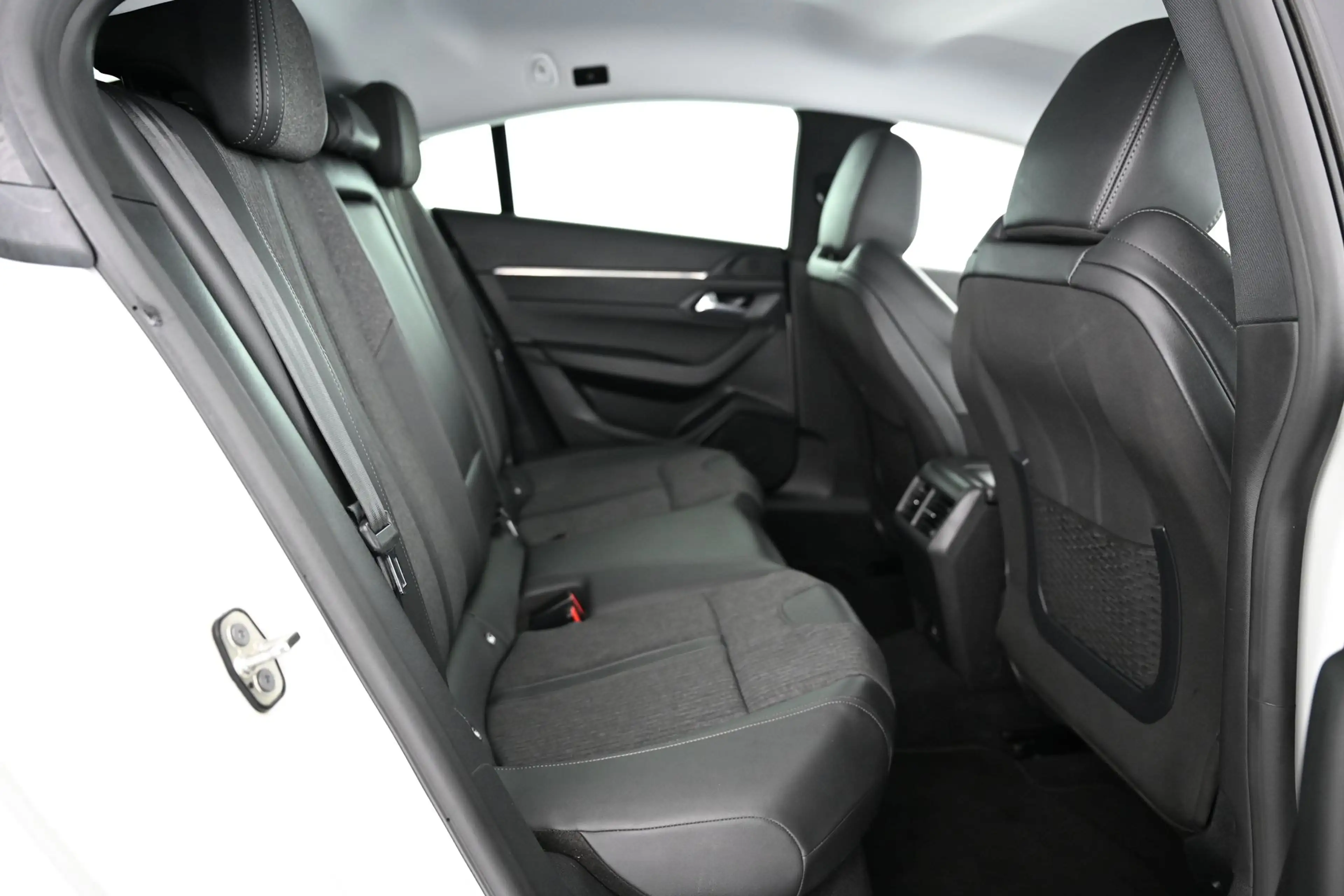 Peugeot 508 Hybrid 225 Allure Pack Puretech/El 225 EAT8 HA Pi — photo 32