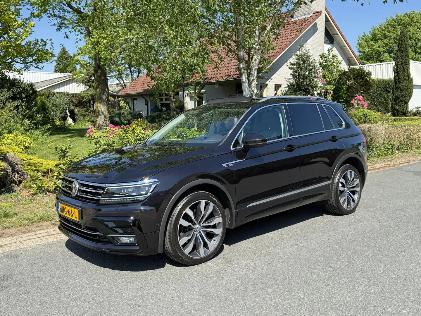 Volkswagen Tiguan 2.0 TSI 4Motion 220PK DSG R-Line•Pano•Trekhaak Zwart - 1