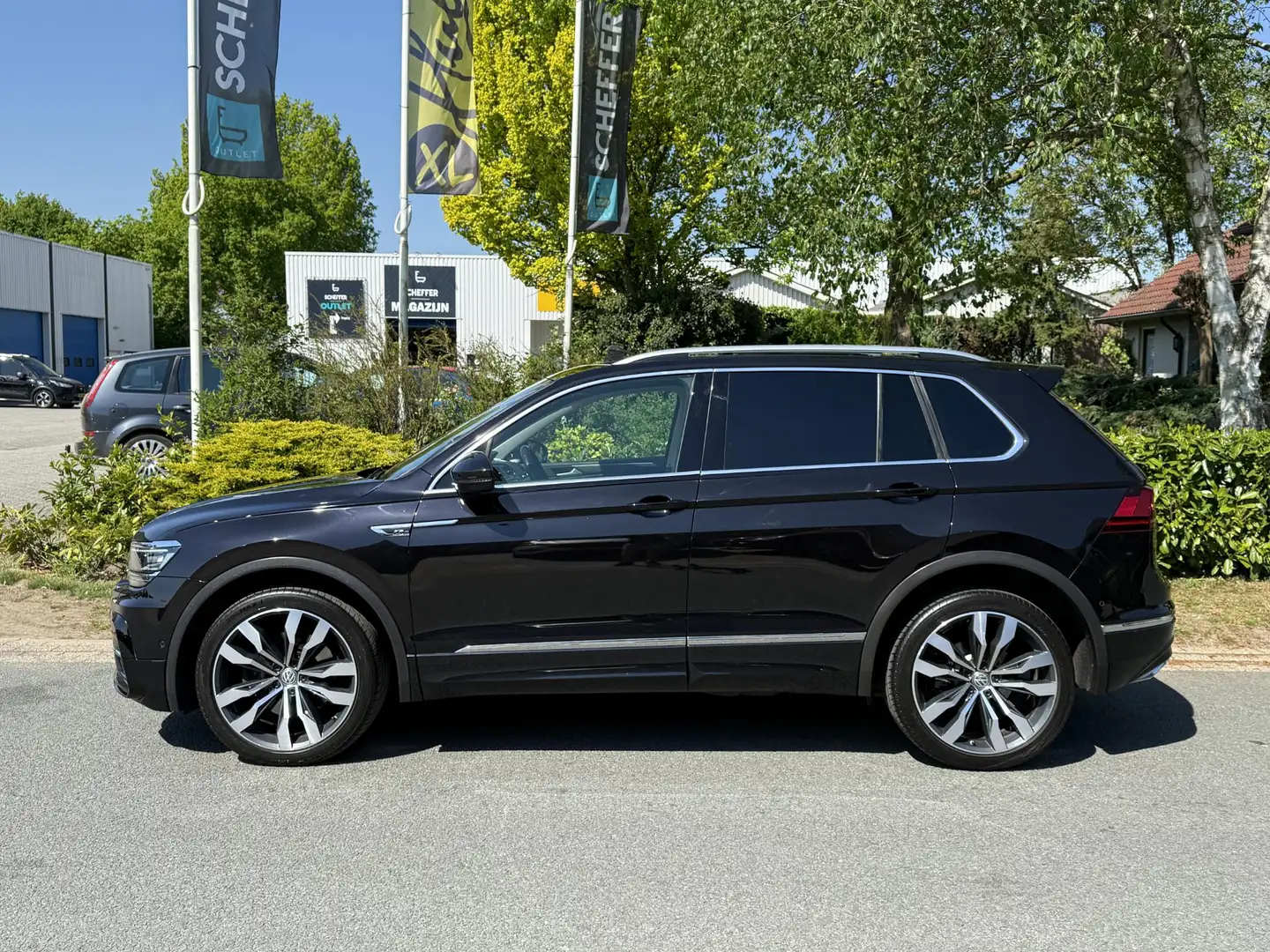 Volkswagen Tiguan 2.0 TSI 4Motion 220PK DSG R-Line•Pano•Trekhaak Zwart - 2