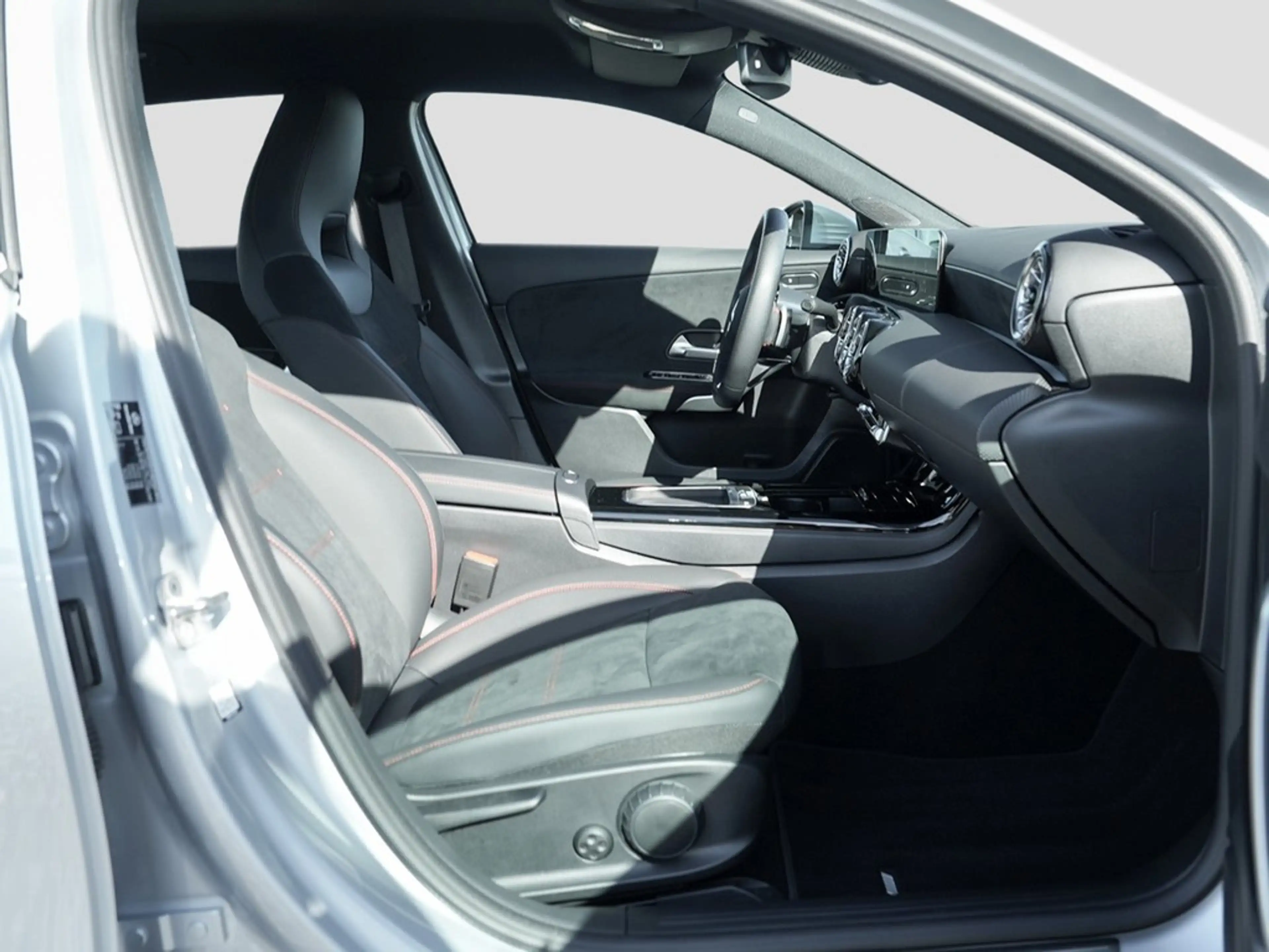 Mercedes-Benz A 200 A200 AMG Line Night Paket *Navi*Kamera*Kessy*DA... — photo 7