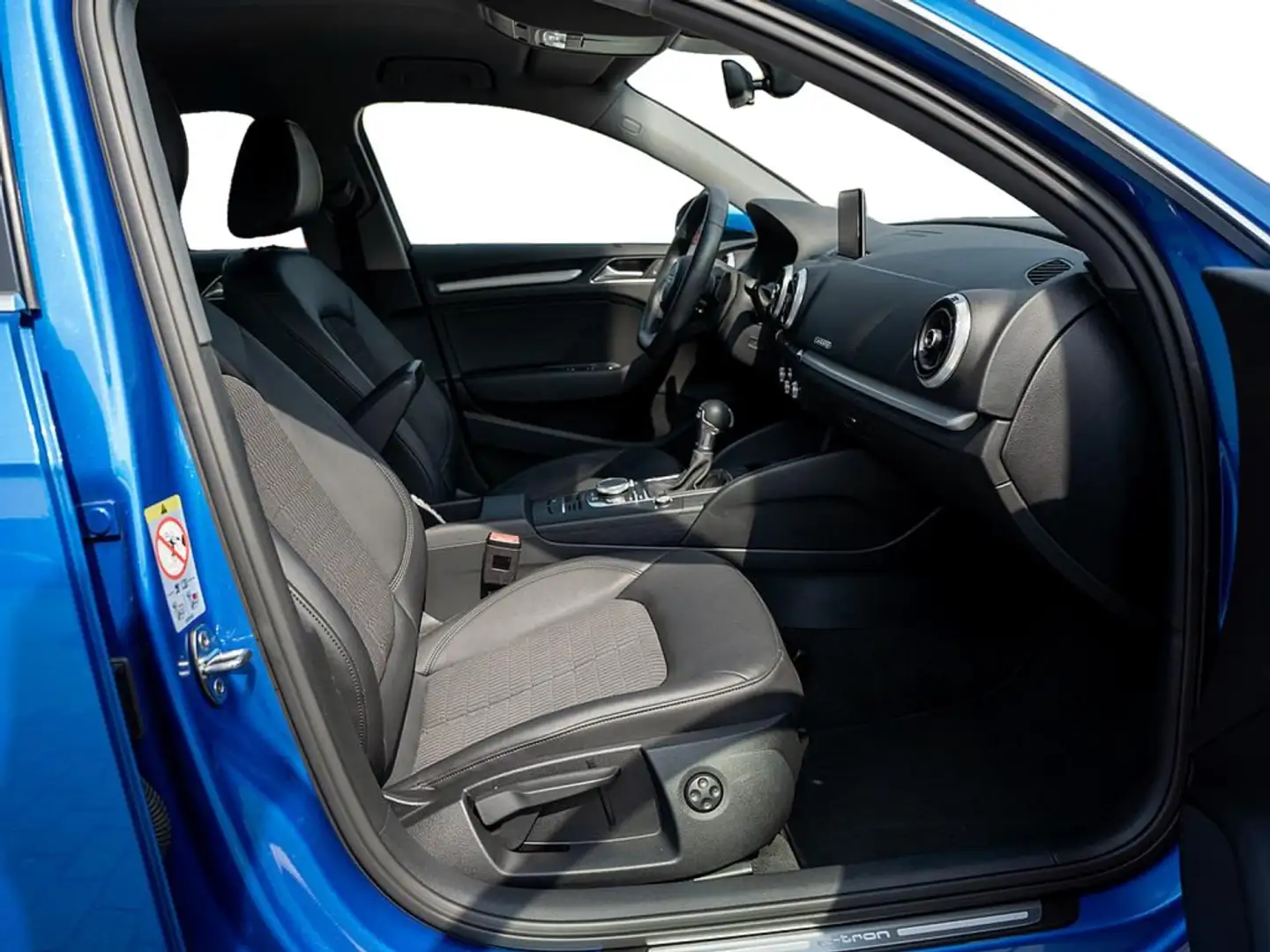 Audi A3 e-tron 40 design AHK Navi Kam SHZ ACC Blau - 2