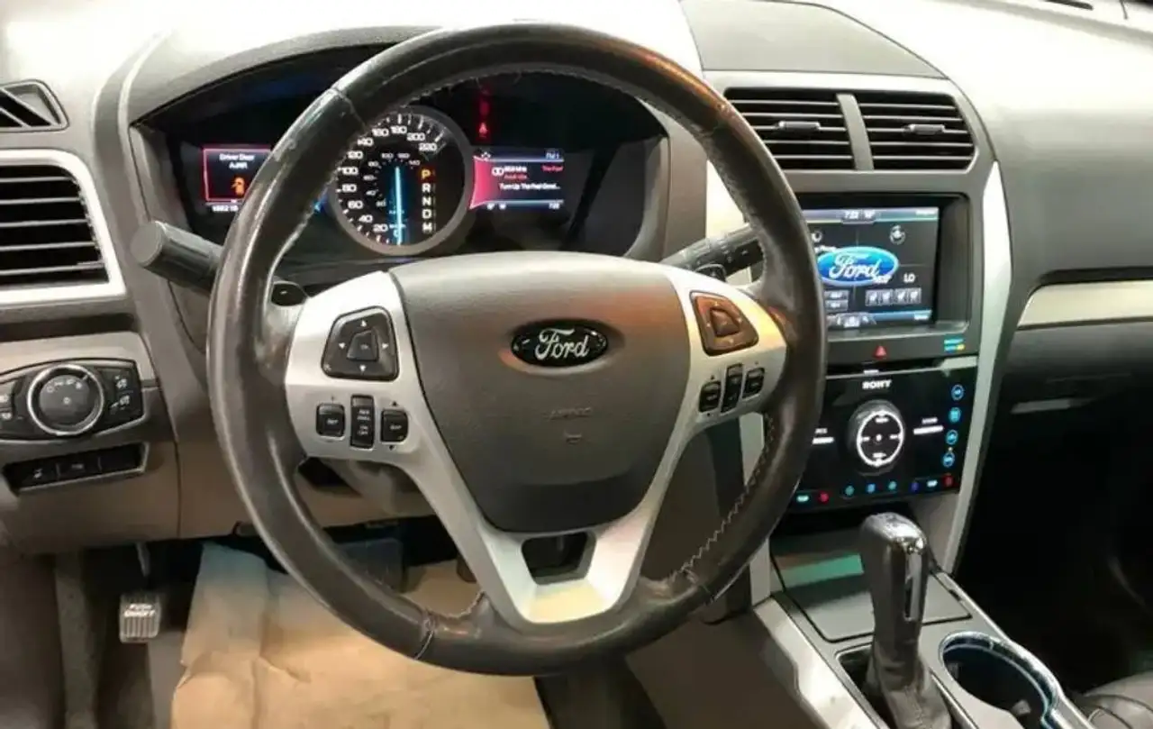 Ford Explorer снимка Ford Explorer