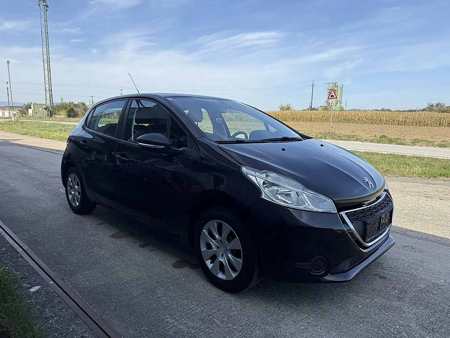 Peugeot 208 Access 1,0 VTi 68 Schwarz - 1