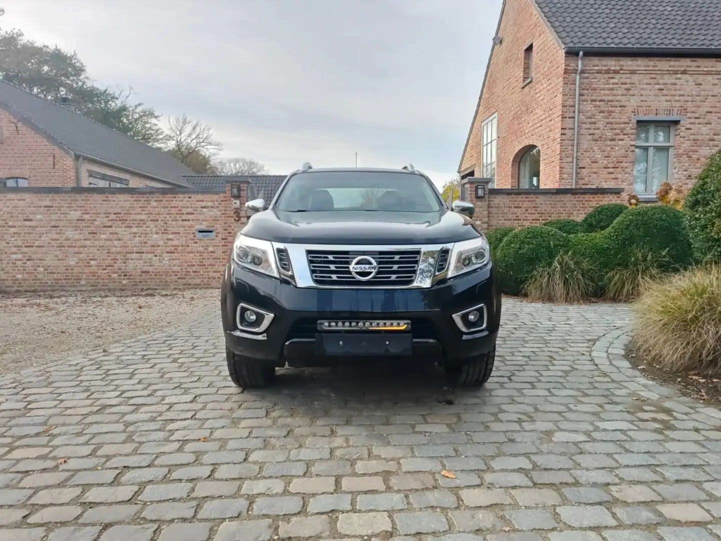 Nissan Navara Navara DC 2.3dCi N-Guard Noir - 2