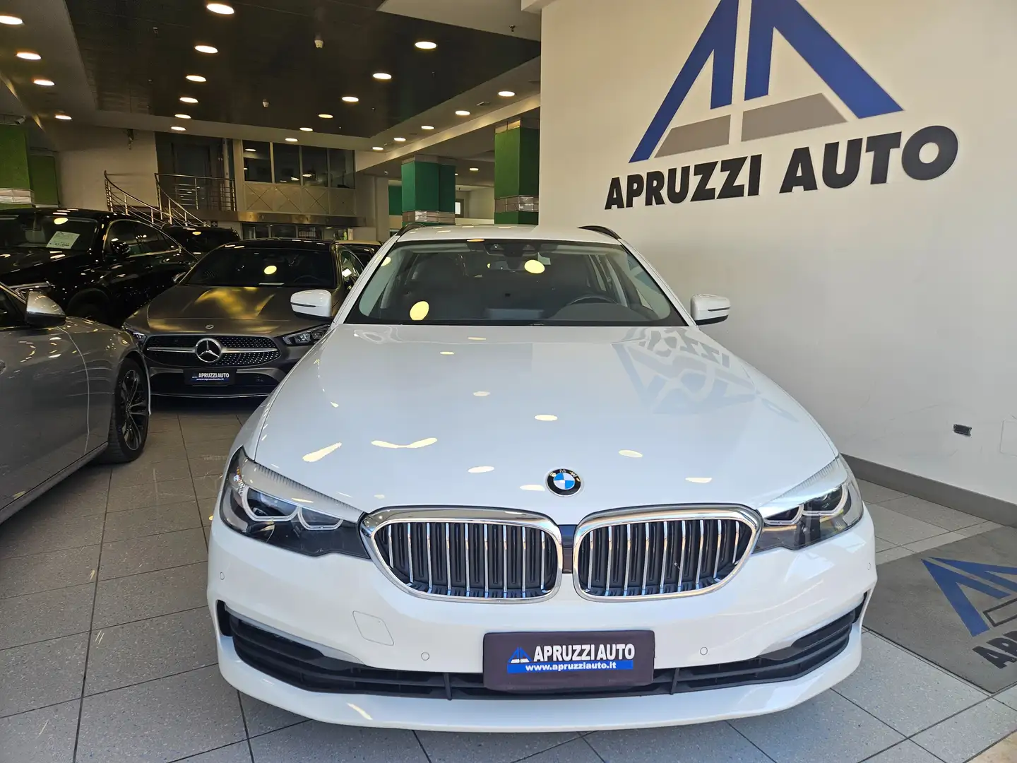BMW 520 Touring xdrive Business auto RETROCAM NAVI PELLE Bianco - 2