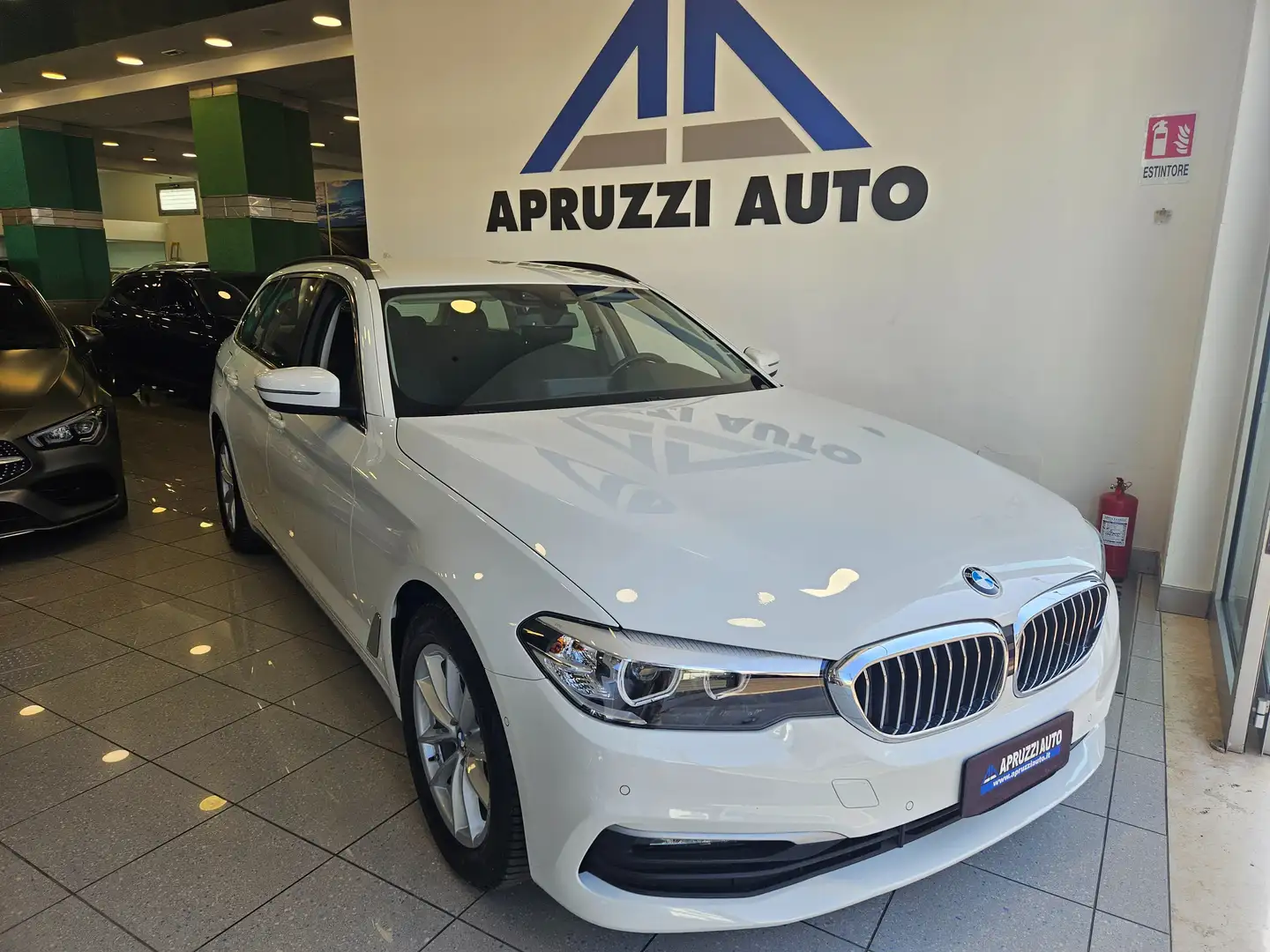 BMW 520 Touring xdrive Business auto RETROCAM NAVI PELLE Білий - 1