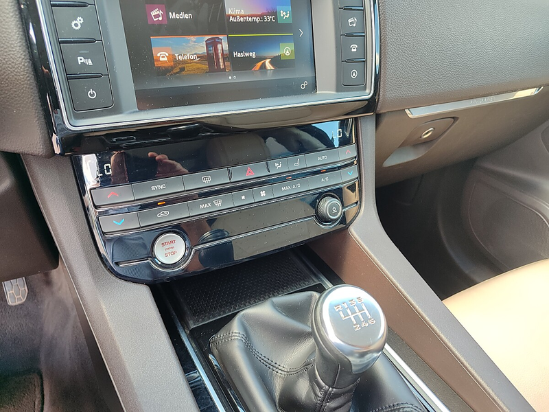 Jaguar F-Pace 20d AWD Prestige — photo 13