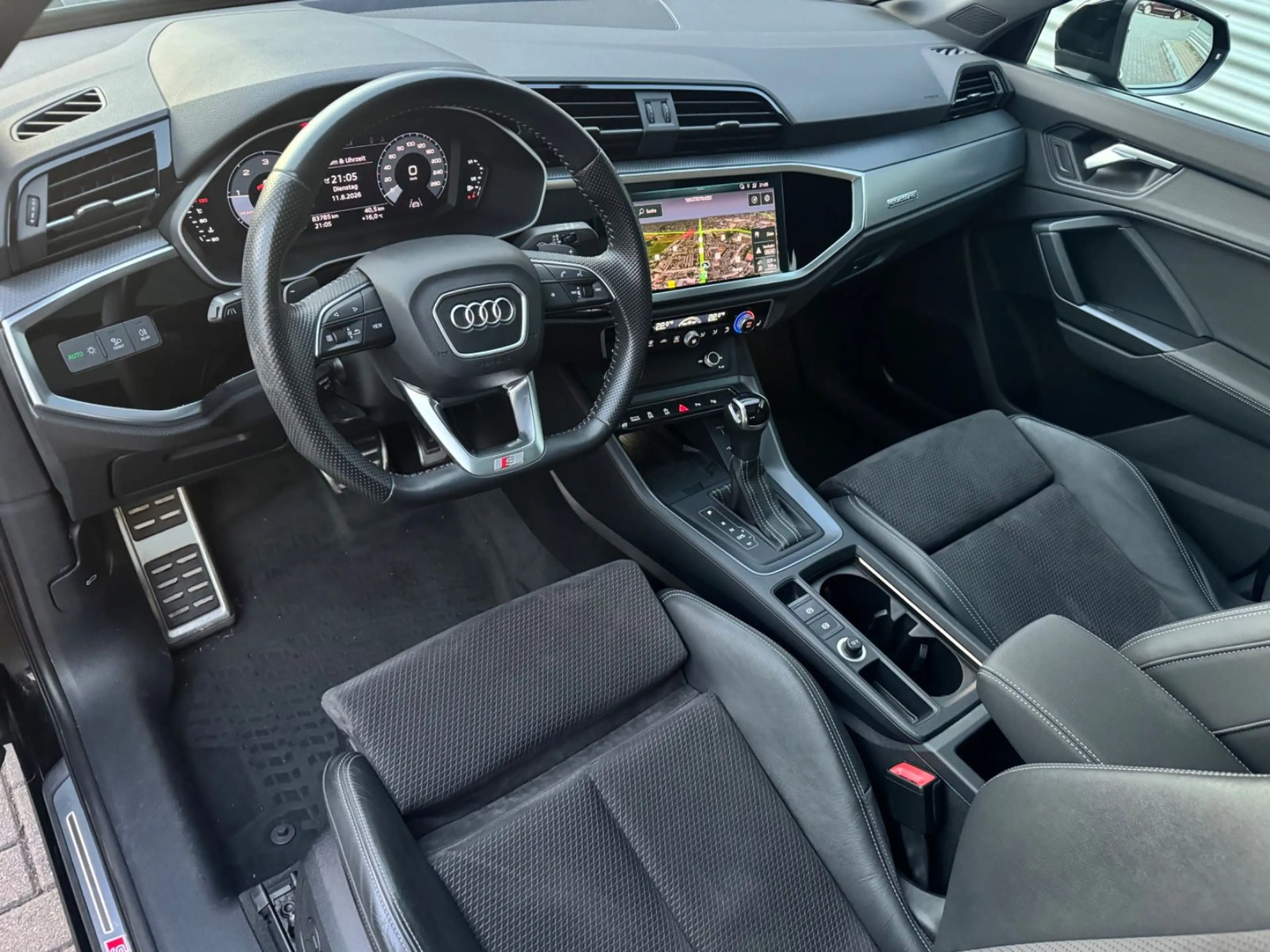 Audi Q3 40 TDI quattro S line/Panorama — photo 11