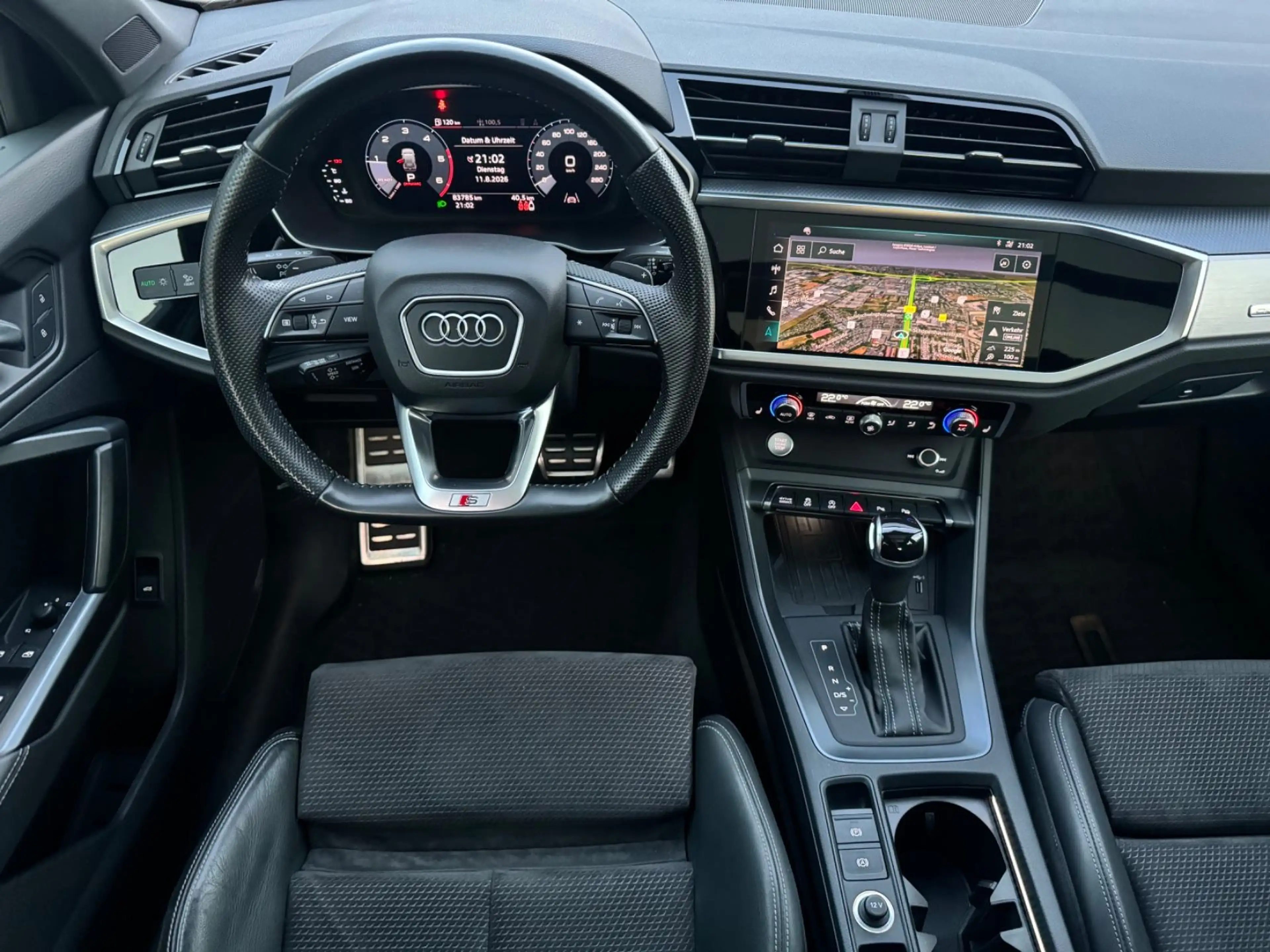 Audi Q3 40 TDI quattro S line/Panorama — photo 10