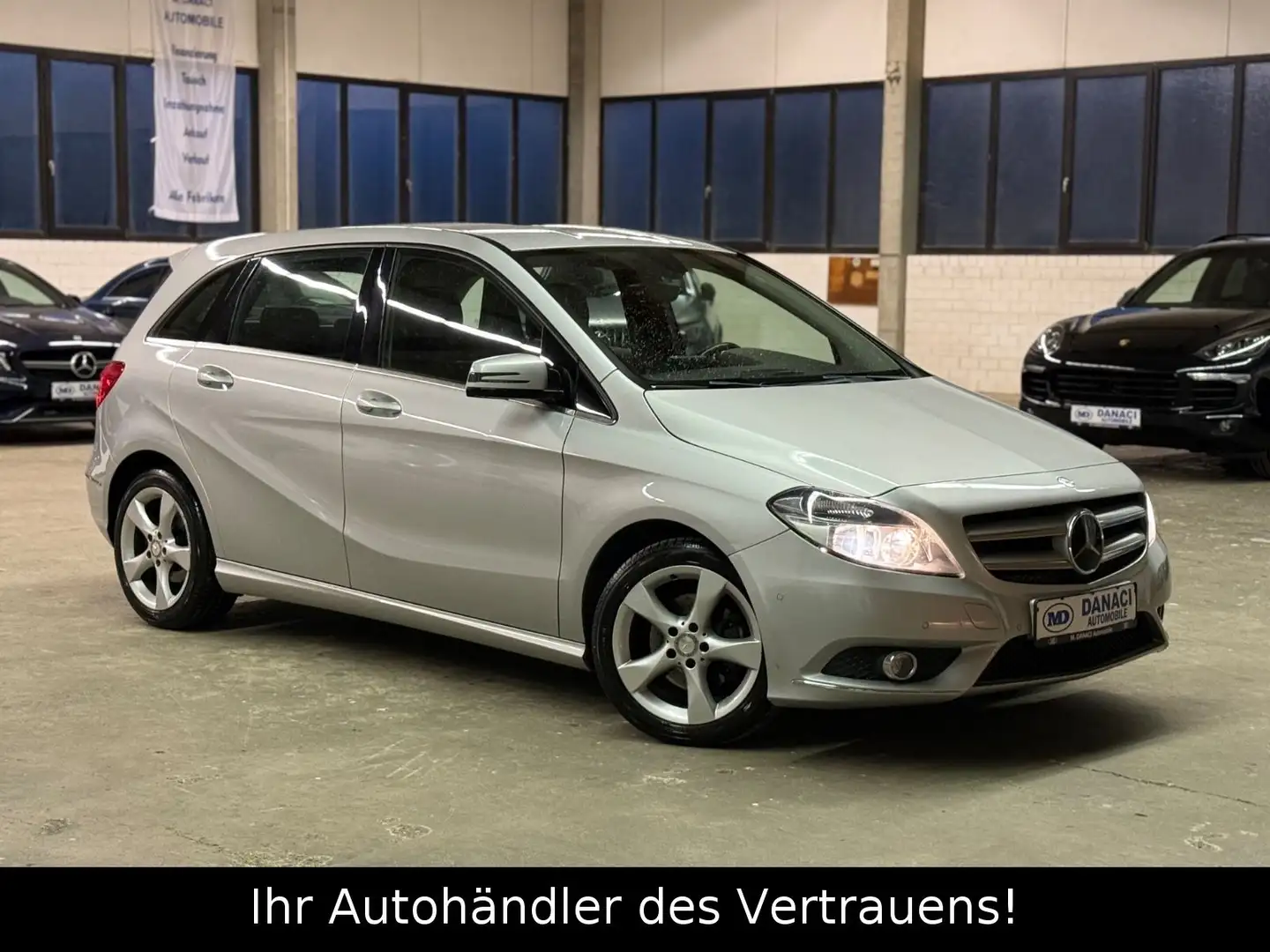 Mercedes-Benz B 180 B -Klasse B 180*AHK*Automatik*LEDER*PDC Silber - 1