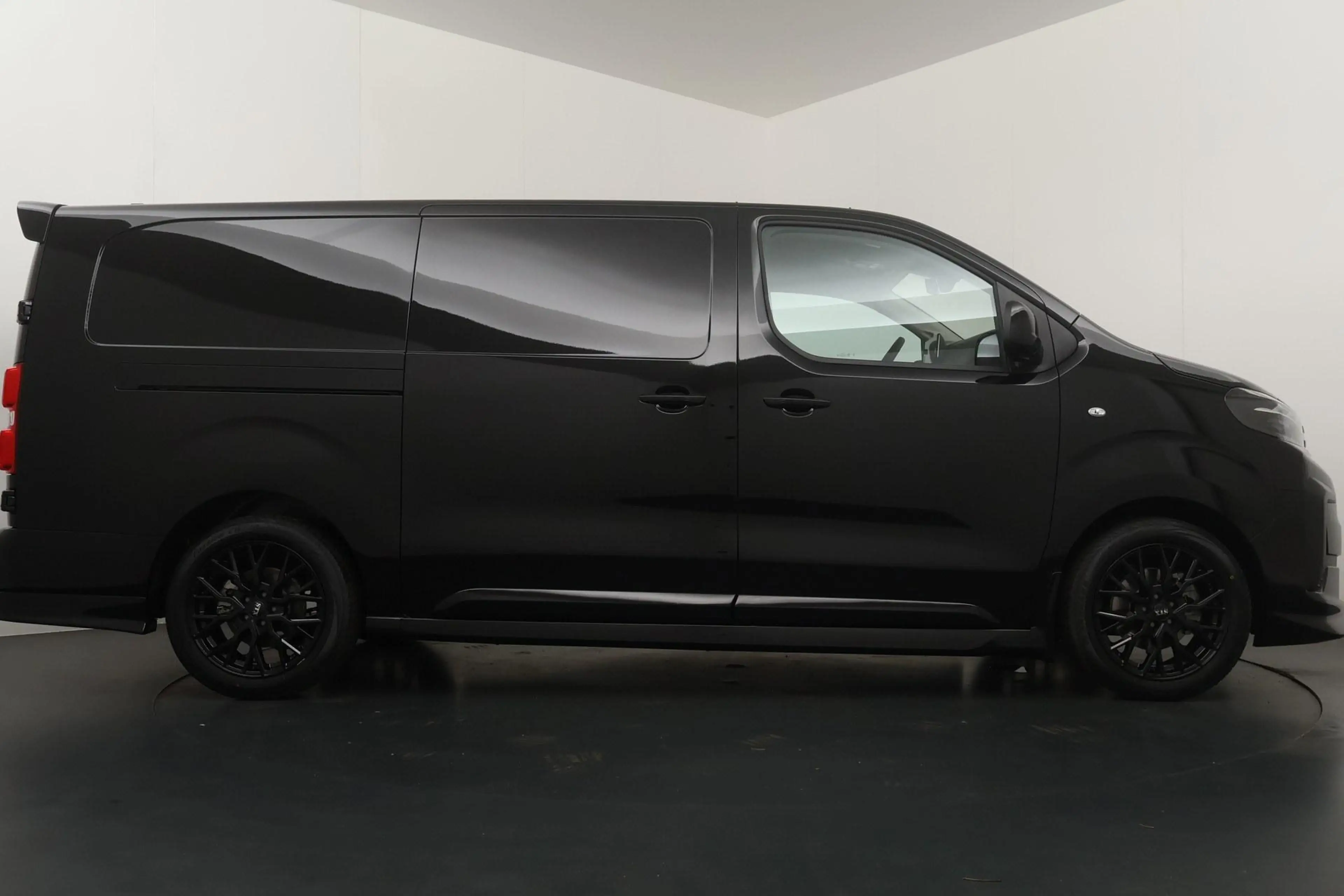 Peugeot e-Expert EV L2 75 kWh — photo 8