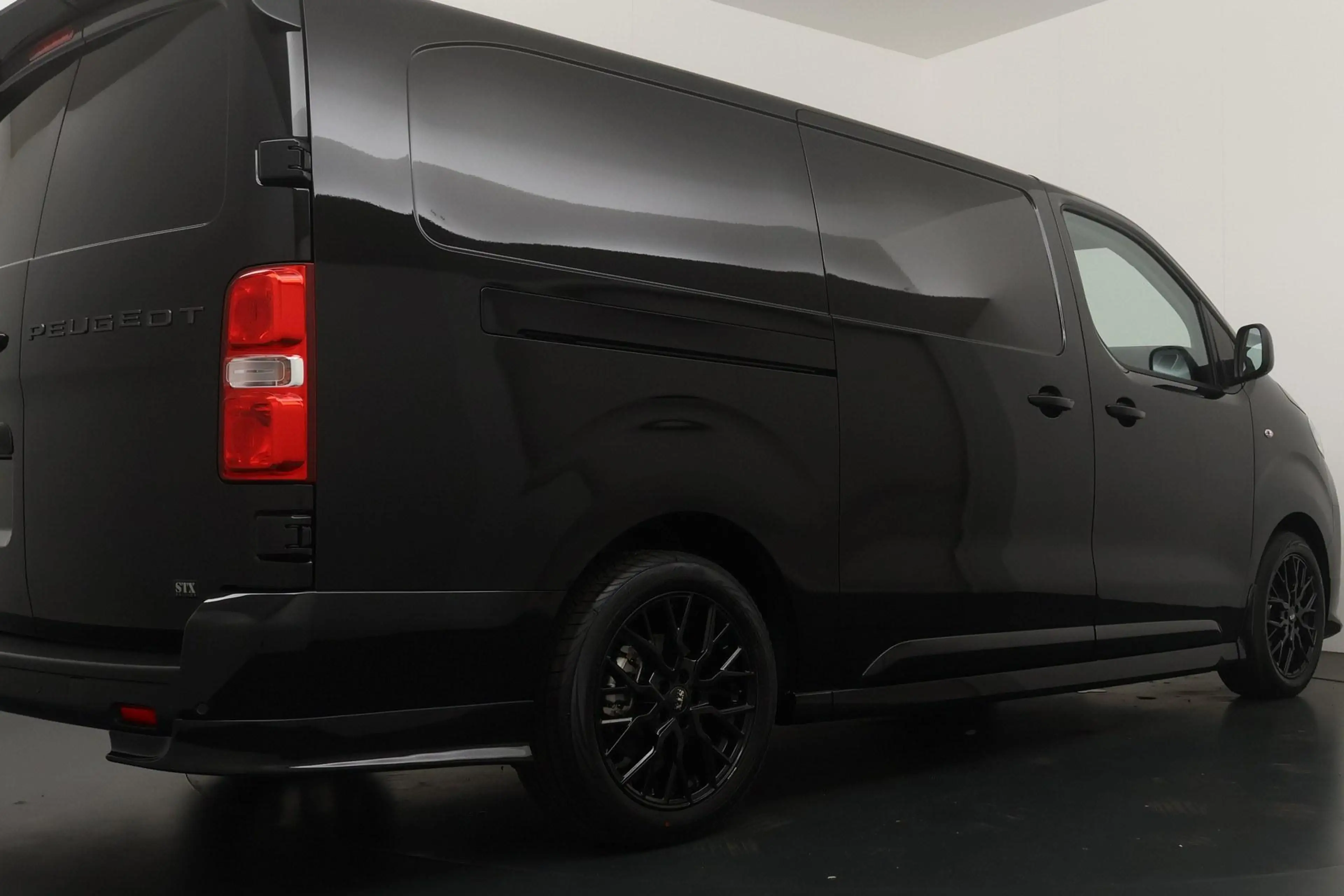 Peugeot e-Expert EV L2 75 kWh — photo 3