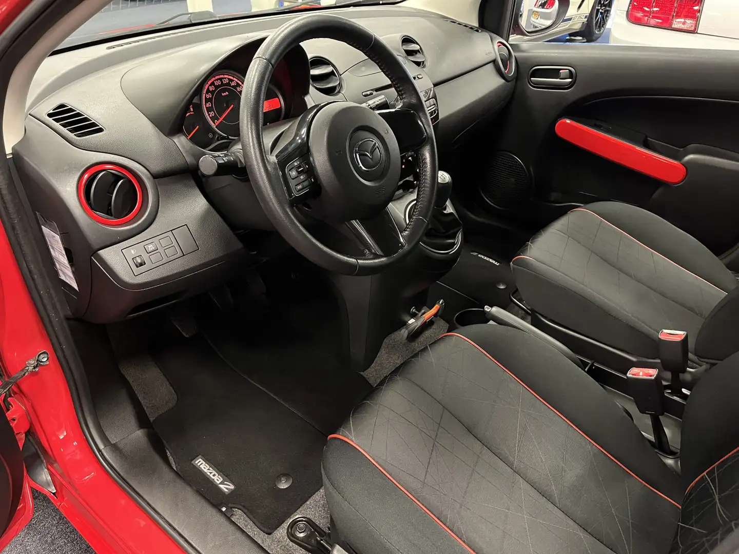 Mazda 2 1.3i Color Edition 5-drs Airco NL-Auto 1e eigenaar Rood - 2