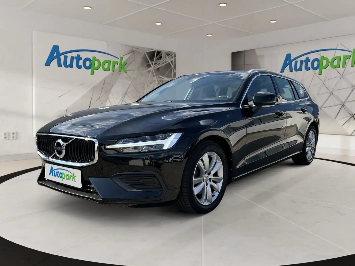 Volvo V60 Momentum Pro Schwarz - 1