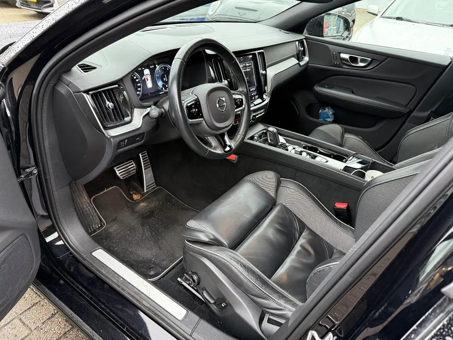 Volvo V60 2.0 B4 R-Design | Trekhaak | Four-C adaptief onder Noir - 2