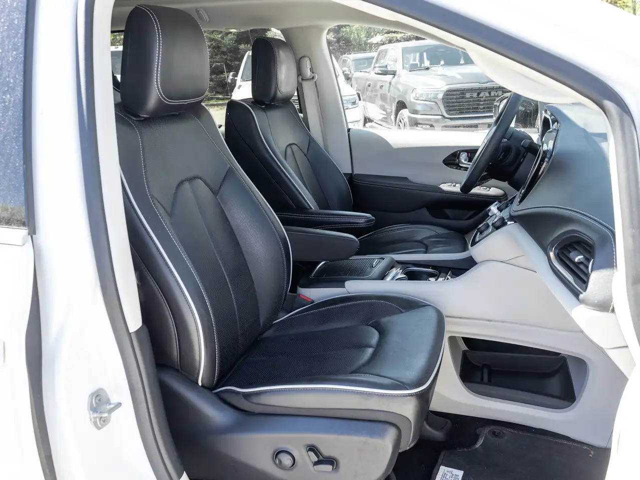 Chrysler Pacifica снимка Chrysler Pacifica