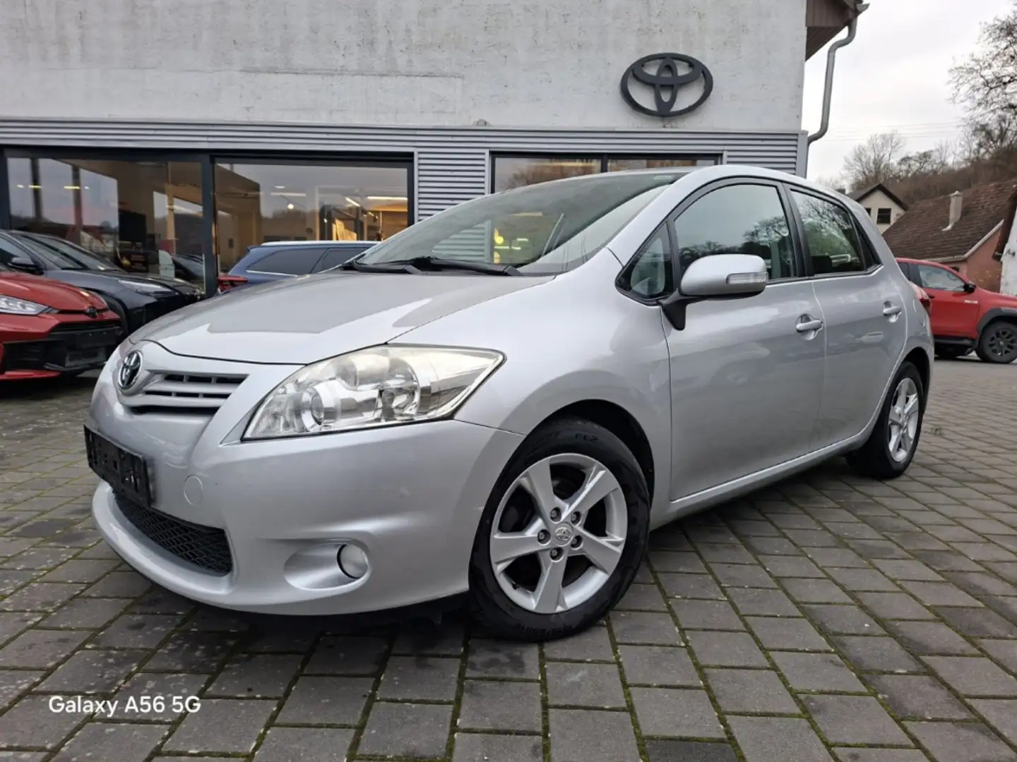 Toyota Auris Edition +Anhängerkupplung +Einparksensoren +Tempom Silber - 1