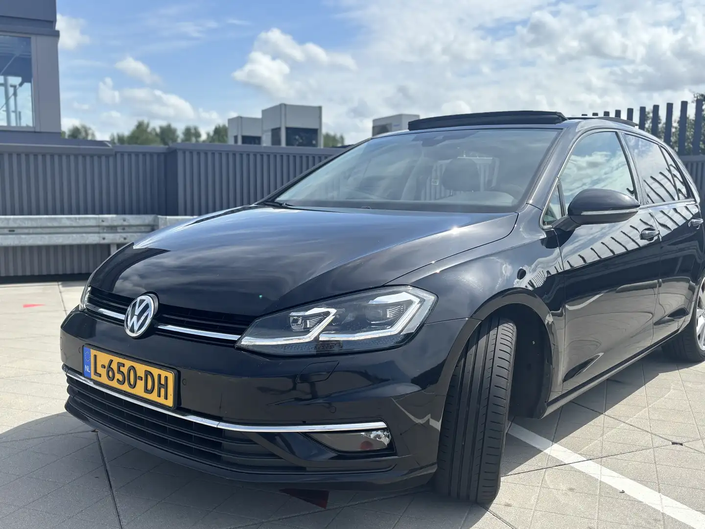 Volkswagen Golf 7 1.5 TSI Highline | Pano | Massage | keyless Zwart - 2