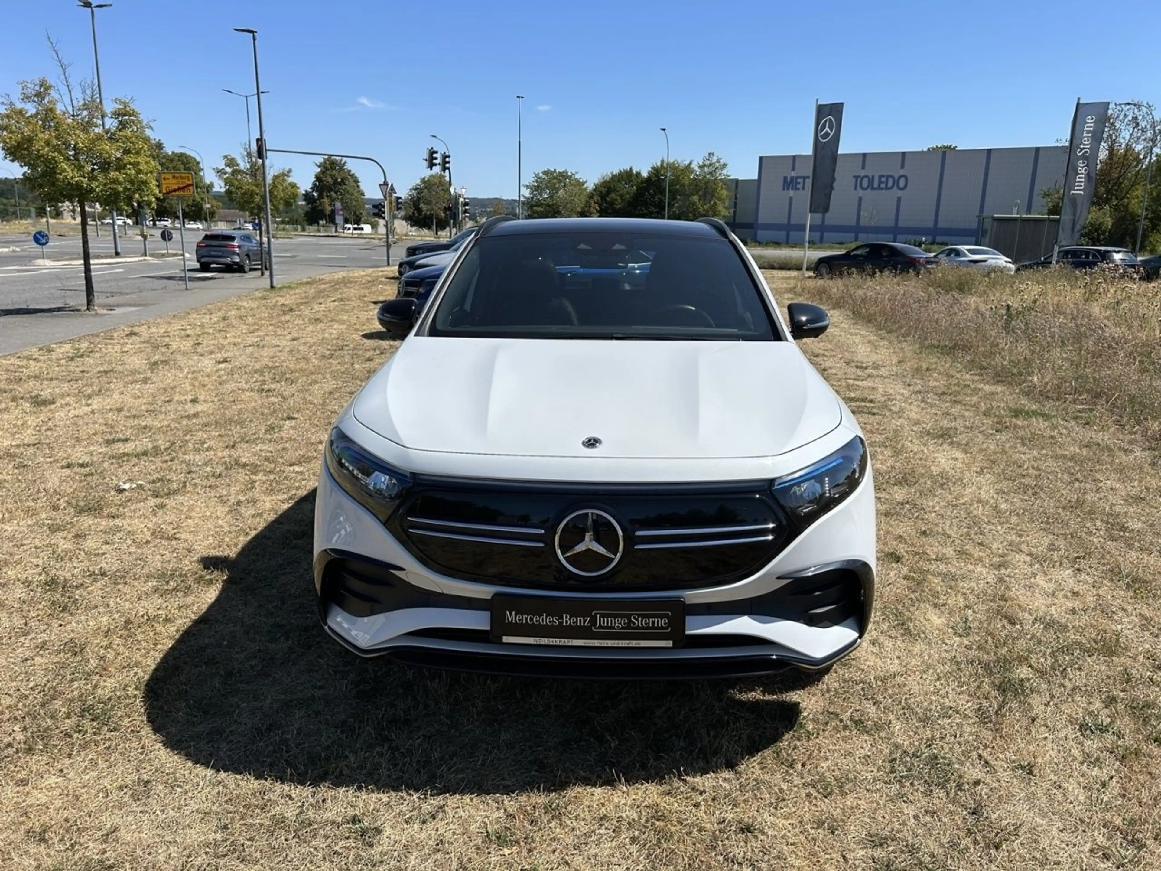 Mercedes-Benz EQA 300 4MATIC AMG+NIGHT+FAHRASSIST+AMBIENTE+360 — photo 3
