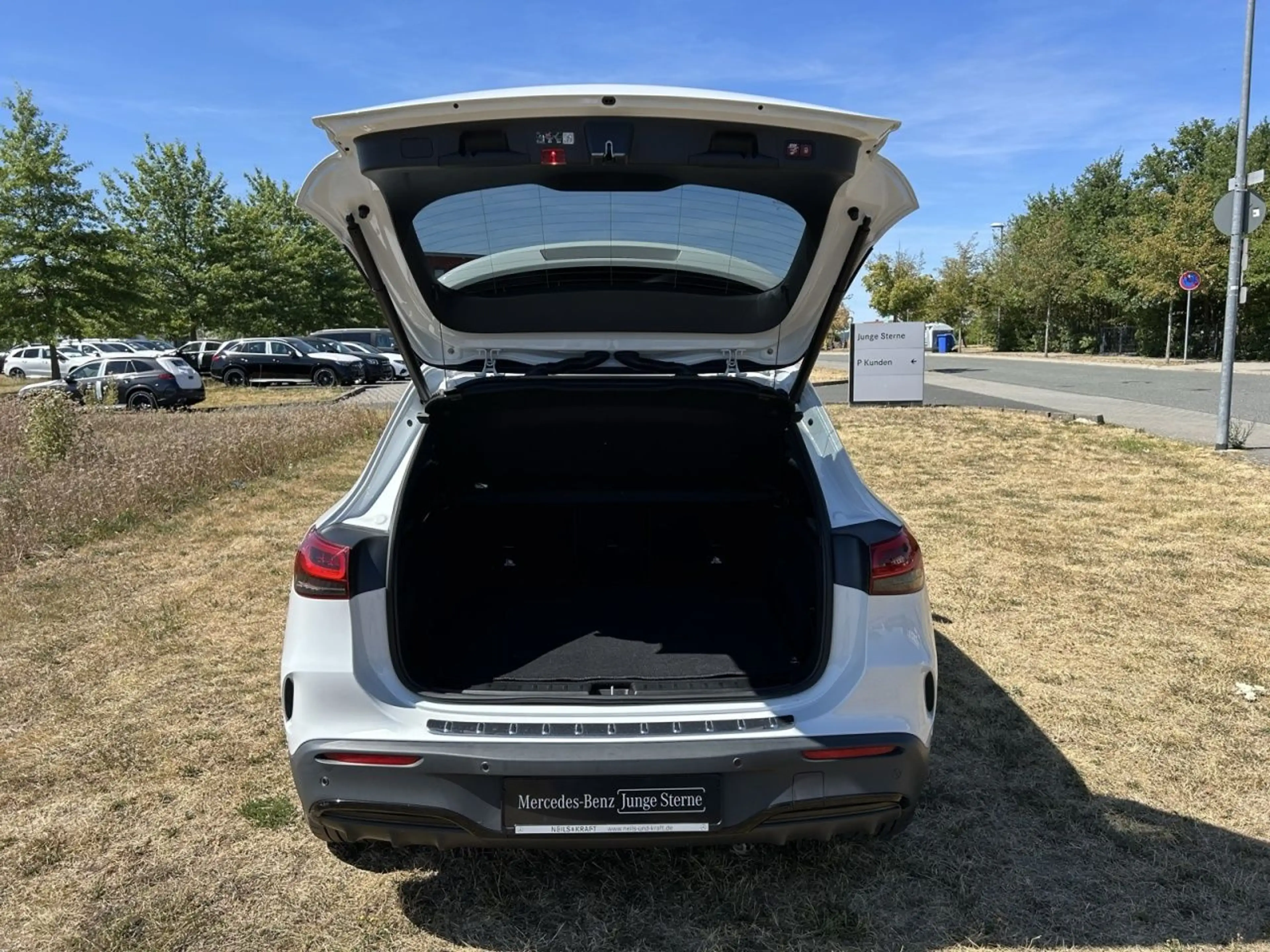 Mercedes-Benz EQA 300 4MATIC AMG+NIGHT+FAHRASSIST+AMBIENTE+360 — photo 10