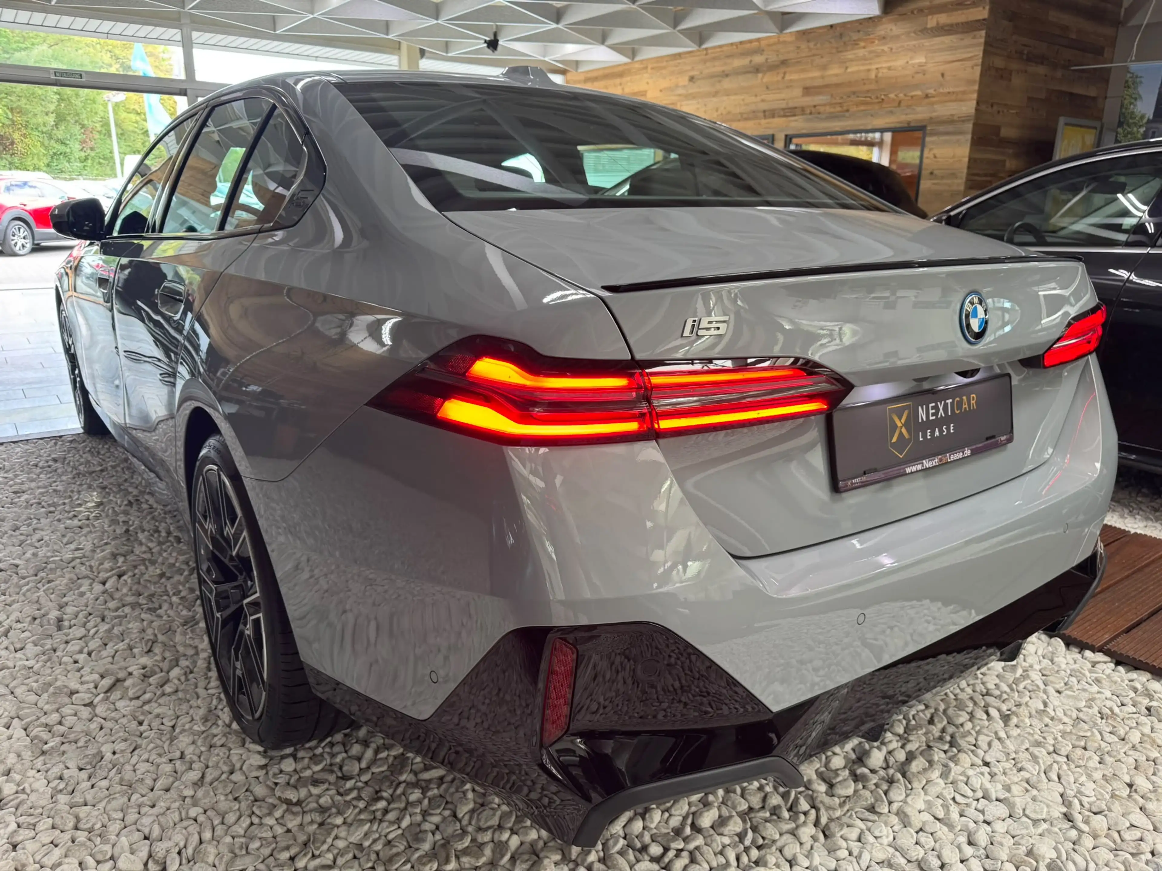 BMW i5 40eDrive M Sport B&W Sitzb. AHK 20Zoll Iconic — photo 6