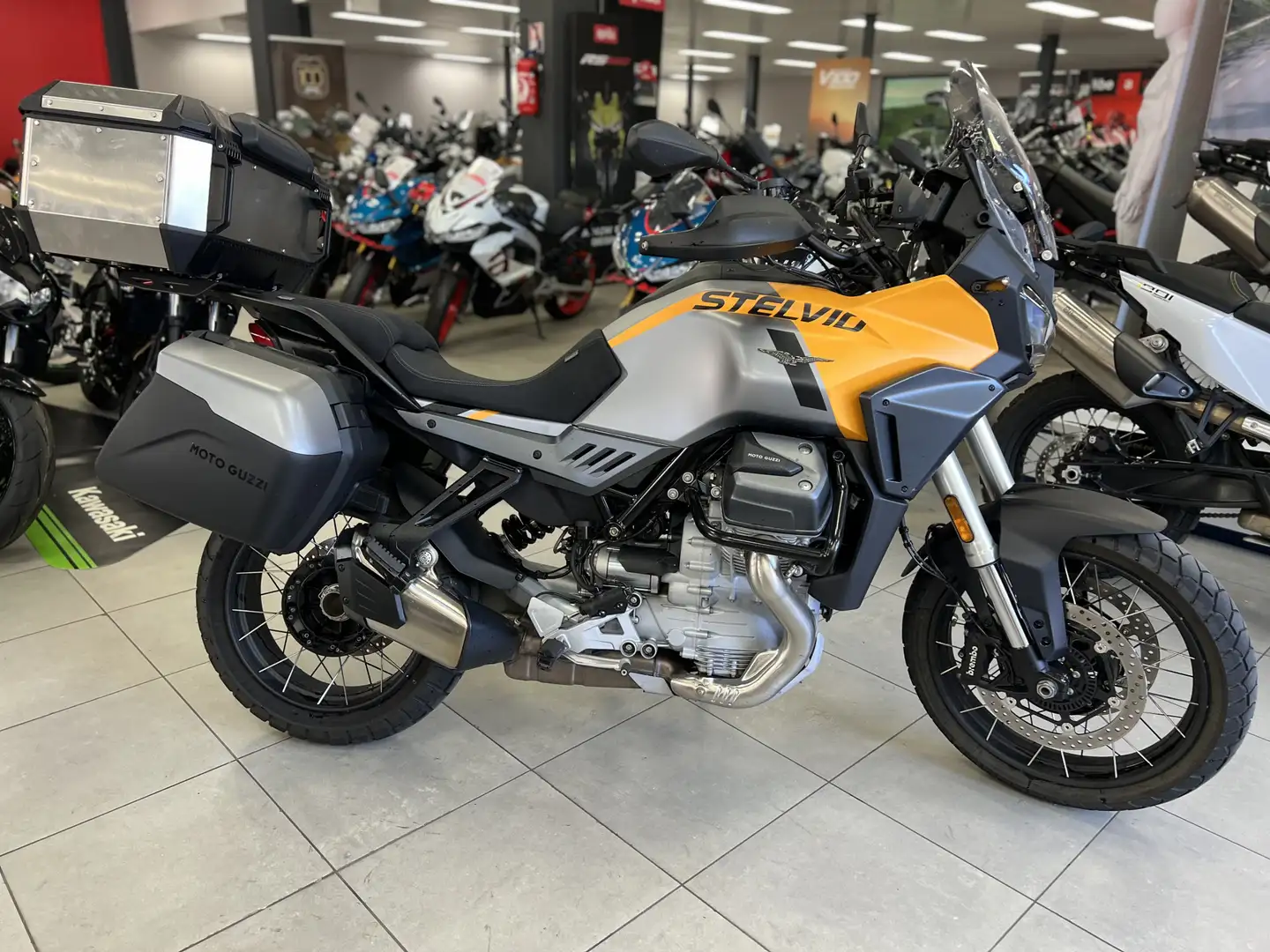 Moto Guzzi Stelvio Jaune - 1