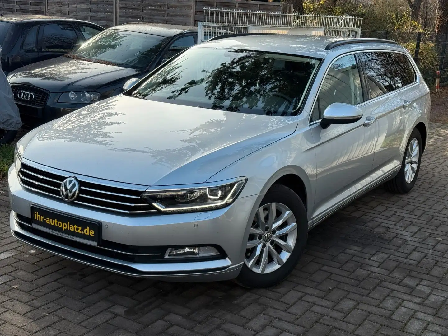 Volkswagen Passat Variant 2.0 TDI Autom. Comfortline Navi Silber - 1
