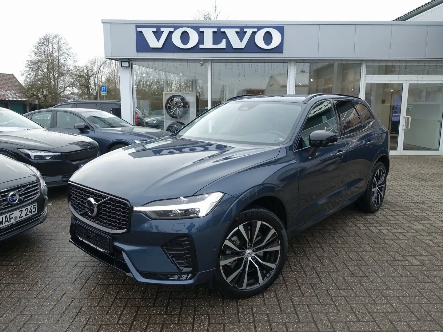 Volvo XC60 Plus B4 Mild-Hybrid/Dark/StndHZ/360°/AHK Blau - 1