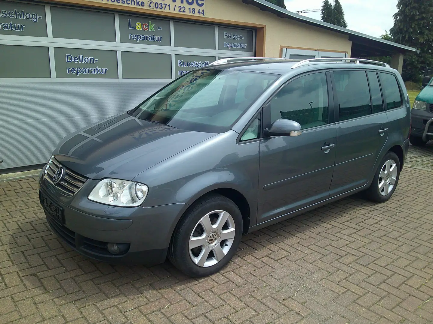 Volkswagen Touran 2.0 TDI Highline  TÜV Neu  7 Sitze Grau - 2