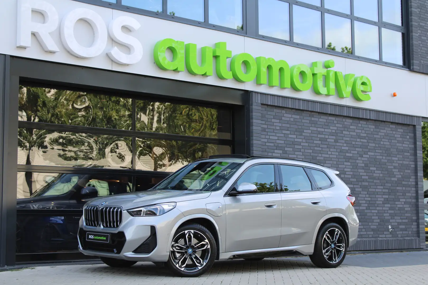 BMW X1 xDrive30e | PANO | M-SPORT | 360 | HUD | KEYLESS | Argent - 1