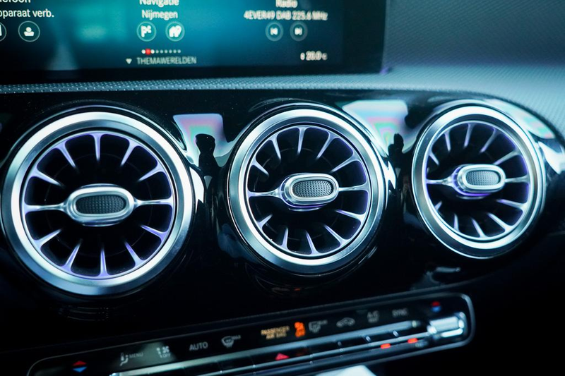 Mercedes-Benz CLA 180 Shooting Brake d / Aut / Pano / Sfeerverlichting / — photo 18