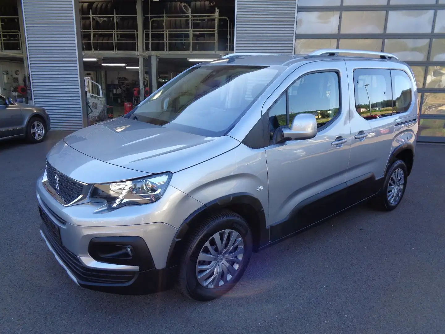 Peugeot Rifter Allure, 1.Hand, 68 Tkm Gris - 1