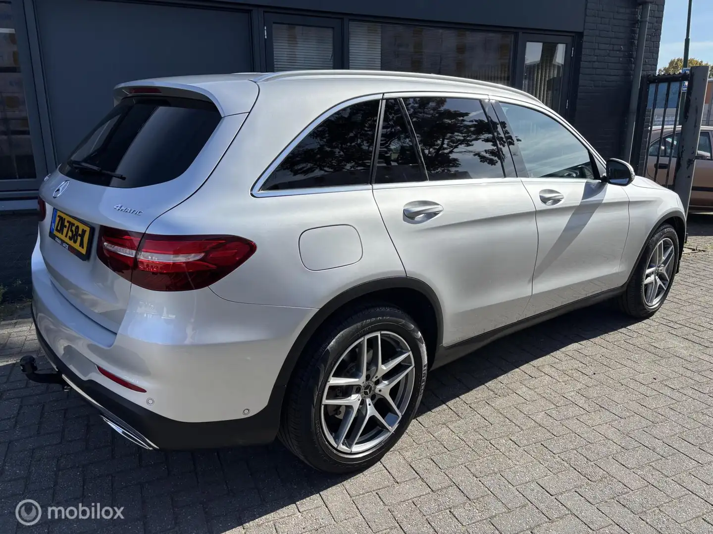 Mercedes-Benz GLC 250 4MATIC Premium AMG Navi ECC Pano ILS 19"LM Camera Grijs - 2