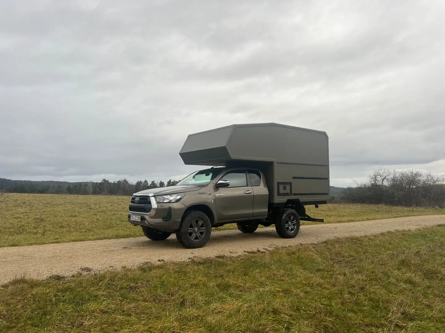Sonstige Marken Hilux XC und Leerkabine Exped.25.FD Weiß - 1