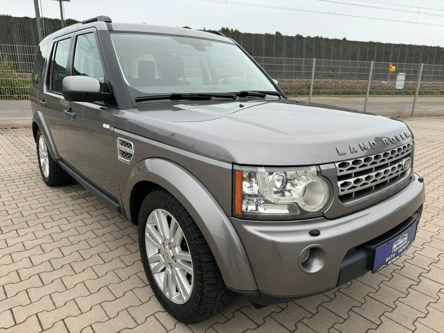 Land Rover Discovery 4 TDV6 HSE siva - 1