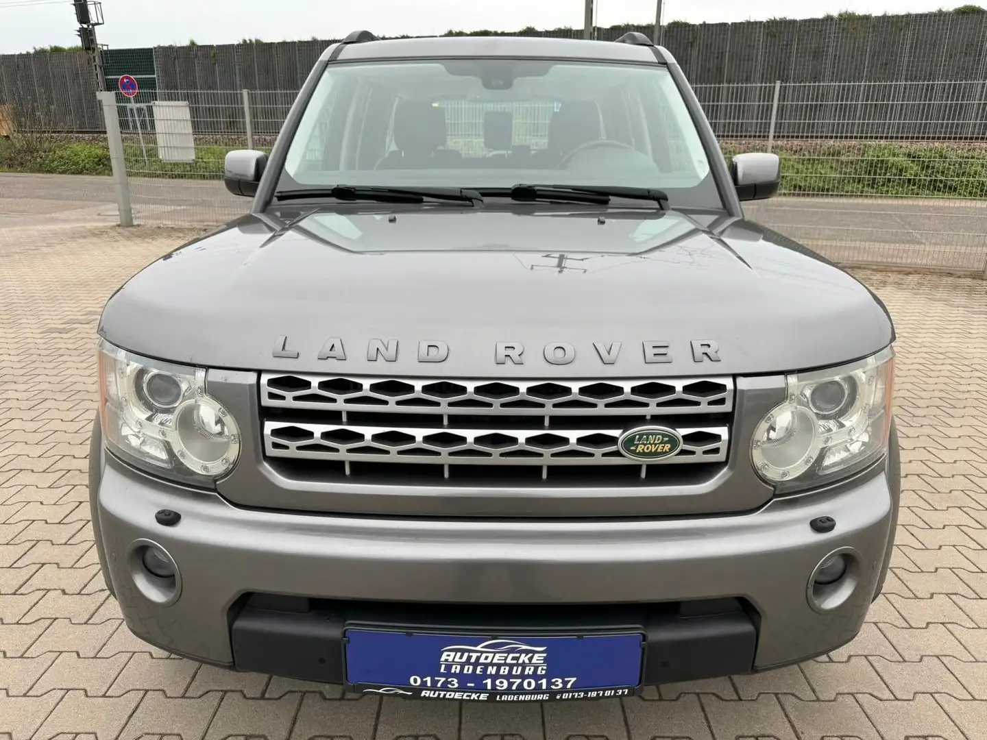 Land Rover Discovery 4 TDV6 HSE siva - 2