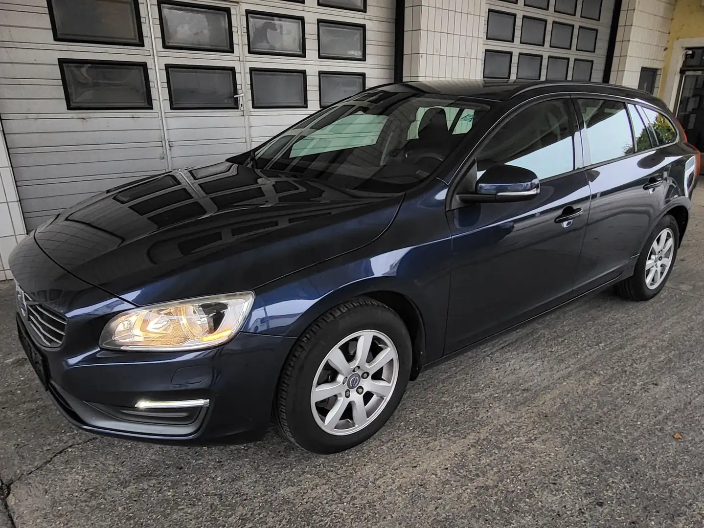Volvo V60 Kinetic Blau - 1