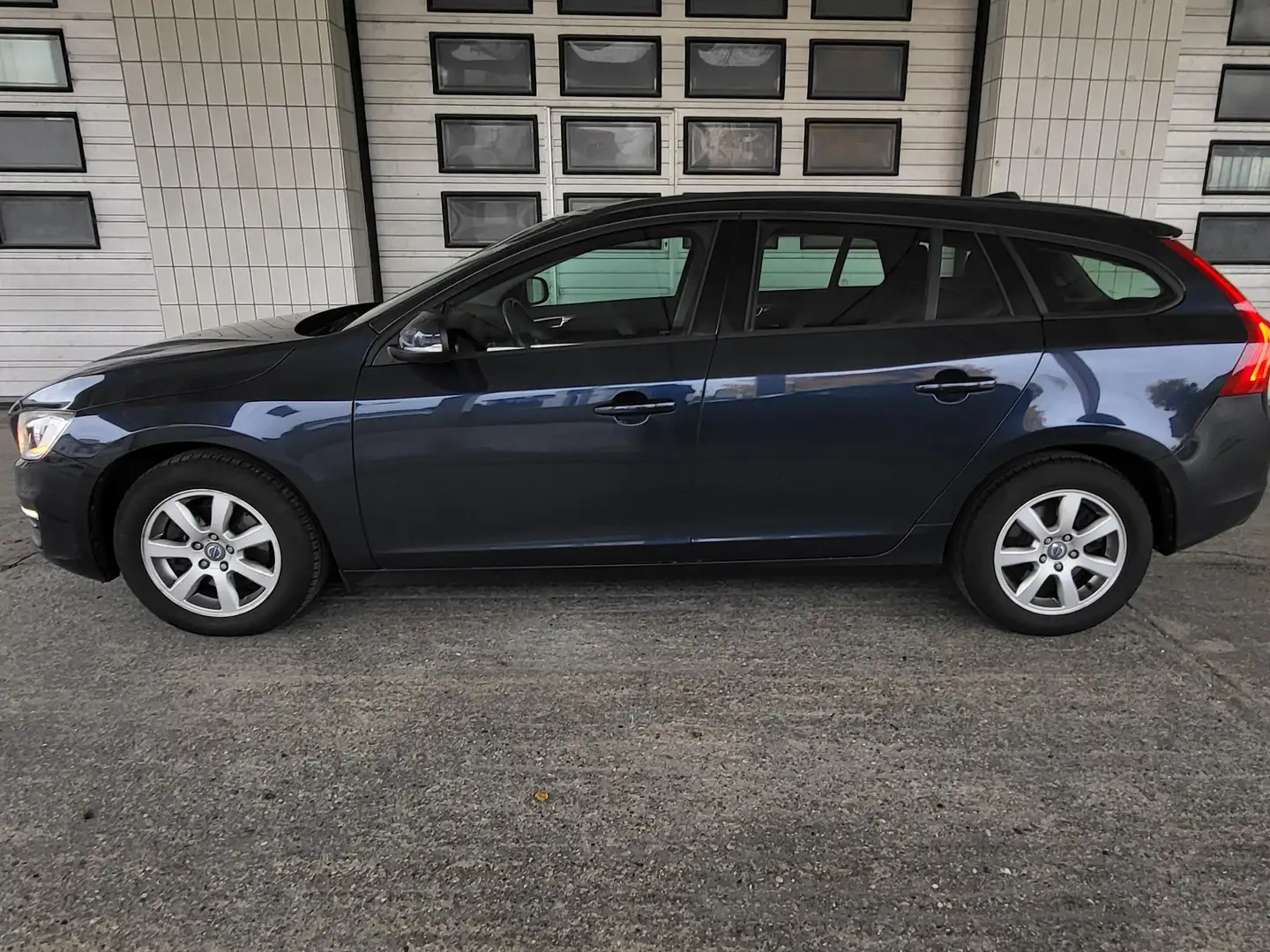 Volvo V60 Kinetic Blau - 2