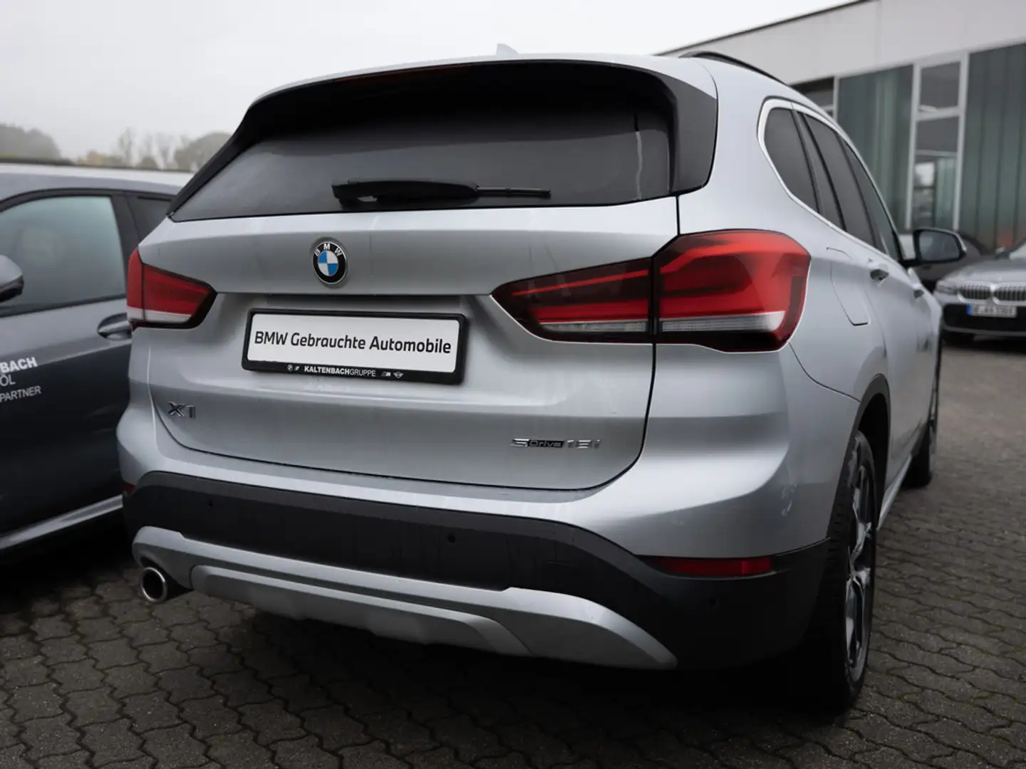 BMW X1 sDrive 18i X-Line FACEL. AHK LED NAVI SHZ Silber - 2