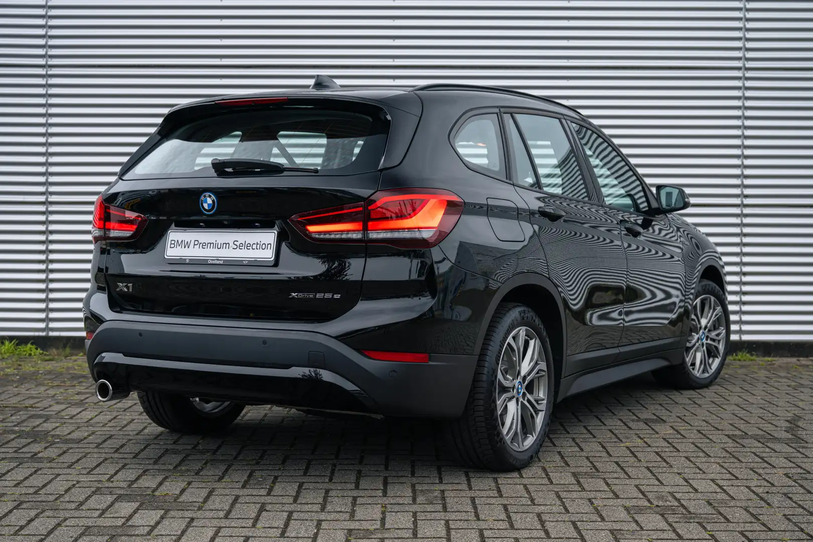 BMW X1 xDrive25e Automaat / Sportstoelen / Achteruitrijca Zwart - 2