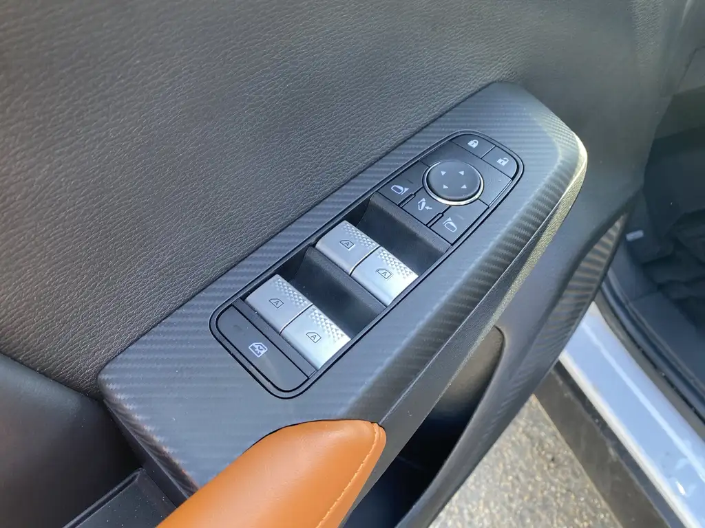 2025 Mitsubishi Outlander PHEV Phev | Heated Steering Wheel | Rear Cam | MoonRoof — photo 5