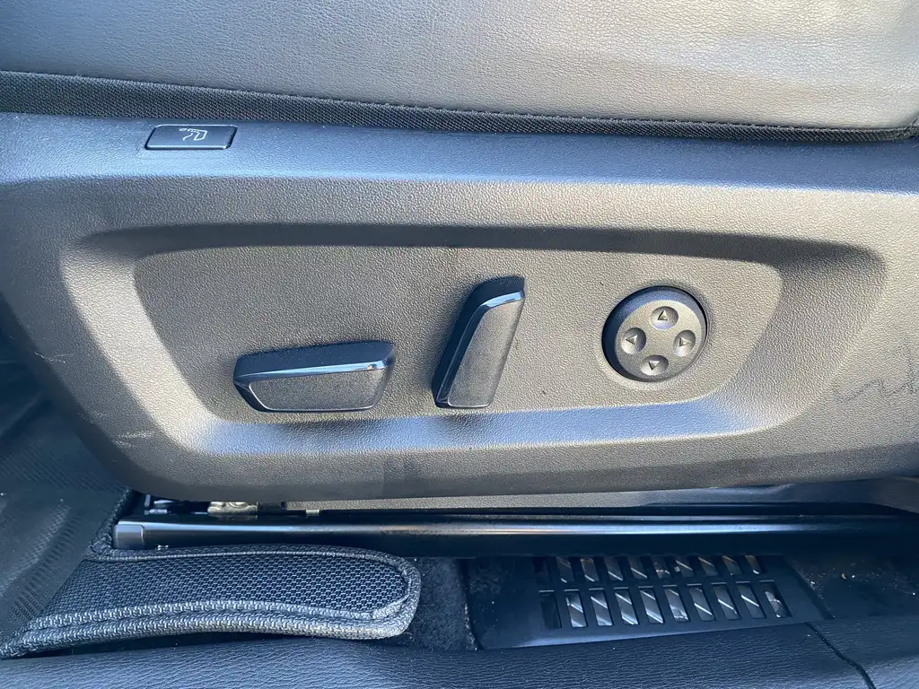 2025 Mitsubishi Outlander PHEV Phev | Heated Steering Wheel | Rear Cam | MoonRoof — photo 8