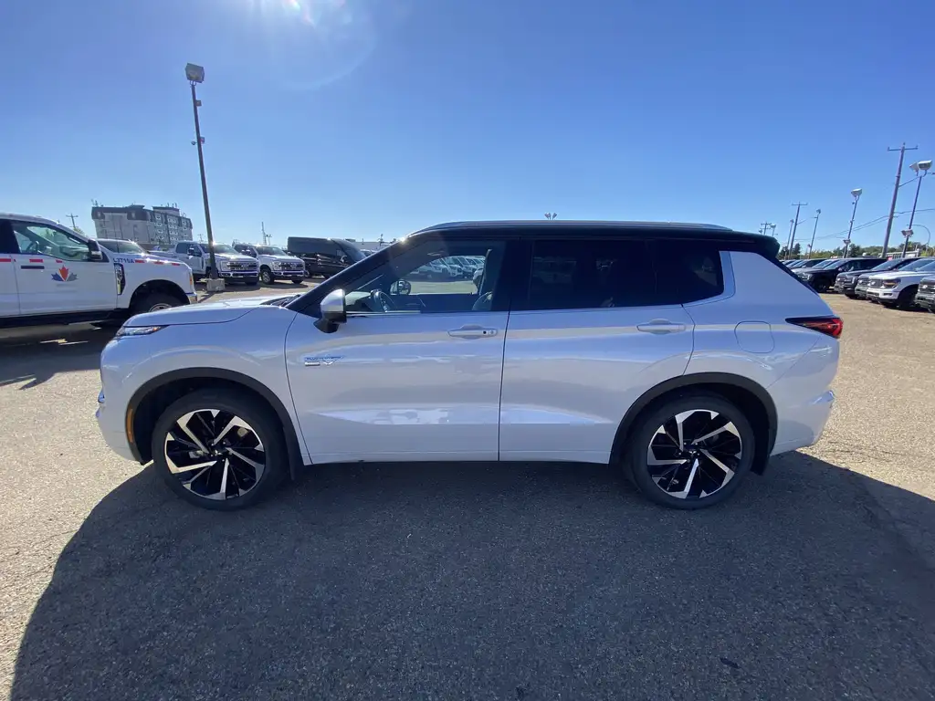 2025 Mitsubishi Outlander PHEV Phev | Heated Steering Wheel | Rear Cam | MoonRoof — photo 4