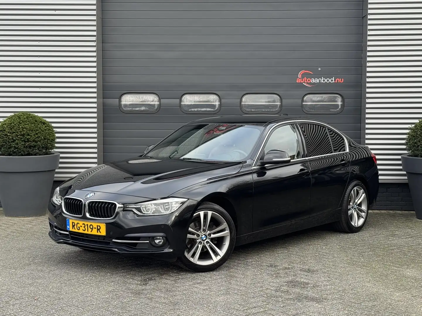 BMW 320 3-serie 320i Corporate Lease High Executive | Navi Schwarz - 1