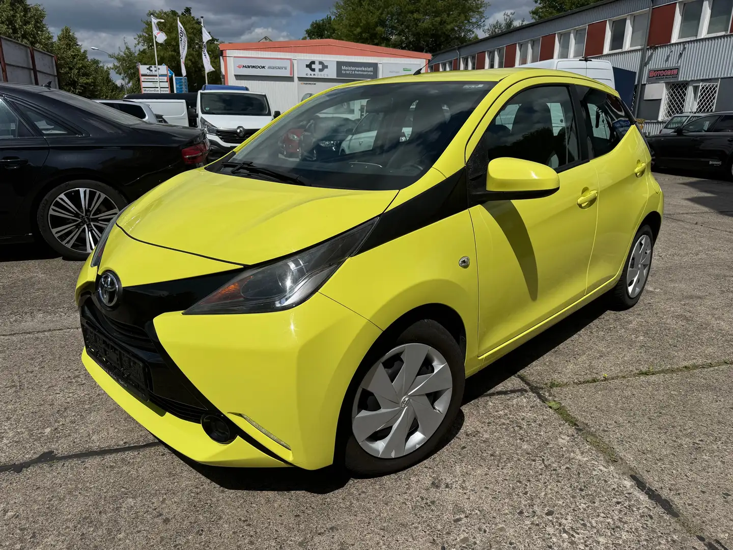 Toyota Aygo 1.0L x-play TÜV NEU 1Hand Gelb - 1