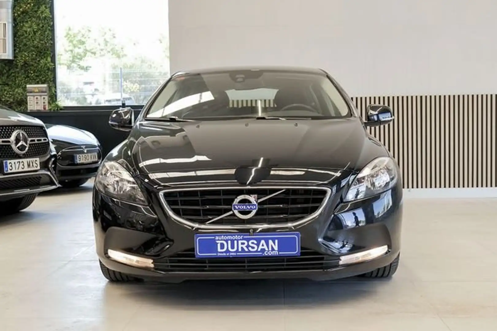 Volvo V40 T4 Momentum Aut. Negro - 2