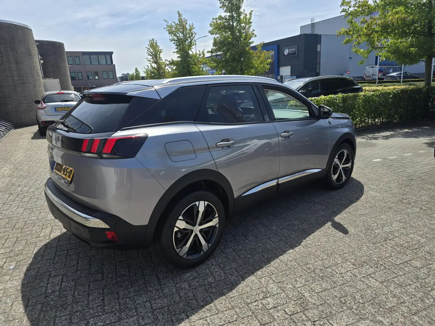 Peugeot 3008 1.2 PureTech Crossway Carplay Alcantara Camera Grijs - 2