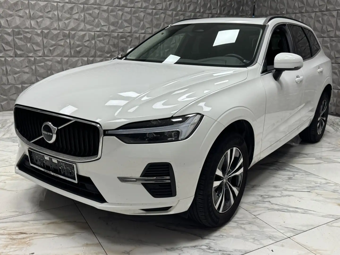 Volvo XC60 Momentum Pro Weiß - 1
